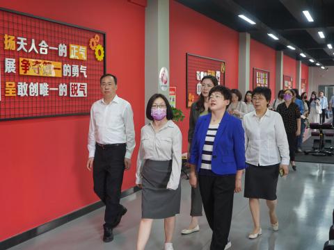 天下总工会女职工部莅临和记官网电气调研女职工事情