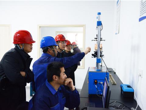 扬中市委常委孙健一行来和记官网旅行“柴继涛劳模立异事情室”